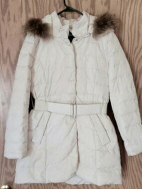 Vero Moda Women’s Cream Belted Puffer Coat with Fur-Trim Hood